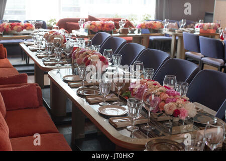 Schön serviert Tisch im Restaurant Stockfoto