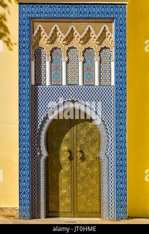 Dar El Makhzen Royal Palace von Place des Alaouiten mit Messing Türen, modernen Stadt von Fes, Fes el Bali. Marokko, Maghreb Nordafrika Stockfoto