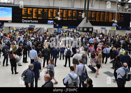 Passagiere und Pendler am Bahnhof Waterloo in London als engineering-Arbeit setzt sich in eine Generalüberholung der Reise-Hub. Stockfoto