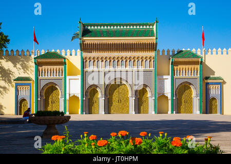 Dar El Makhzen Royal Palace von Place des Alaouiten mit Messing Türen, modernen Stadt von Fes, Fes el Bali. Marokko, Maghreb Nordafrika Stockfoto