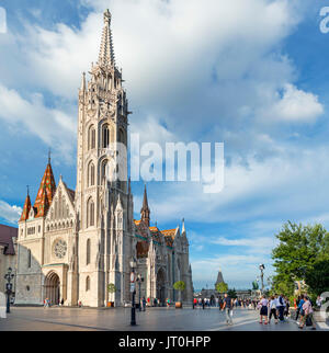Die Matthiaskirche und Fischerbastei hinter, Budaer Burgviertel, Castle Hill, Budapest, Ungarn Stockfoto
