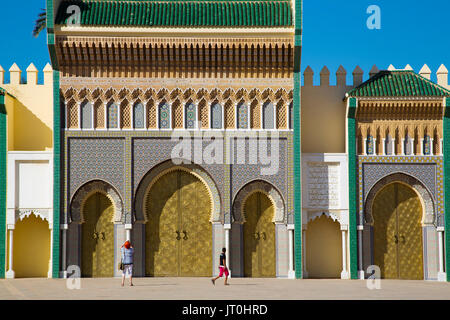 Dar El Makhzen Royal Palace von Place des Alaouiten mit Messing Türen, modernen Stadt von Fes, Fes el Bali. Marokko, Maghreb Nordafrika Stockfoto