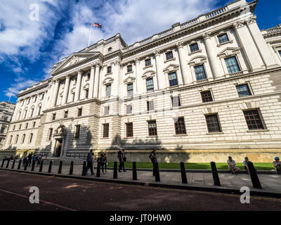 HM Treasury Office in Horse Guards Road, Westminster, London, Großbritannien. Das Finanzministerium steuert und koordiniert die britische Regierung die Ausgaben Stockfoto