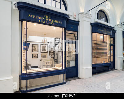 Die Stephen Wiltshire Gallery in Royal Opera Arcade, St. James's, London, Großbritannien. Stephen ist bekannt für seine detaillierten Stadtbild Zeichnungen bekannt. Stockfoto