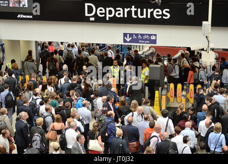 Passagiere und Pendler am Bahnhof Waterloo in London als engineering-Arbeit setzt sich in eine Generalüberholung der Reise-Hub. Stockfoto