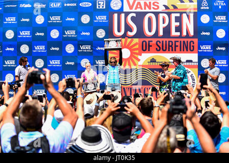 Huntington Beach, FL, USA. 6. August 2017. Salbei Erickson (USA) gewinnt ihre erste WSL CT endgültiges Zuhause in Kalifornien an den 2017 VANS uns Open of Surfing in Huntington Beach, CA. Credit: Benjamin Ginsberg/Alamy Live News. Stockfoto