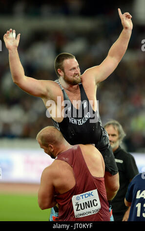 London, UK. 6. August 2017. Tomas Walsh (NZL, gold) wird durch Stipe Zunic (CRO, Silber), gehoben, als beide feiert beim Finale der Kugelstoßen Veranstaltung in London 2017 World Championships Credit: Mariano Garcia/Alamy Live News Stockfoto