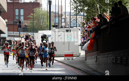 London, Großbritannien. 6. August 2017. Menschen jubeln für die Athleten, die in die Männer Marathon am 3. Tag der 2017 IAAF World Championships in London, Großbritannien, am 6. August 2017. Bildnachweis: Wang Lili/Xinhua/Alamy Live-Nachrichten Stockfoto