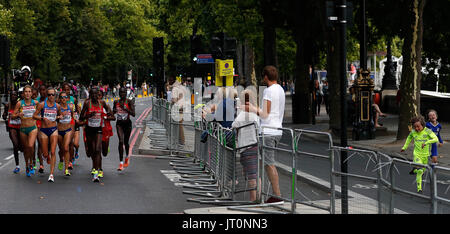 London, Großbritannien. 6. August 2017. Zwei jungen folgen die Athleten, die in der Frauen Marathon am 3. Tag der 2017 IAAF World Championships in London, Großbritannien, am 6. August 2017. Bildnachweis: Wang Lili/Xinhua/Alamy Live-Nachrichten Stockfoto