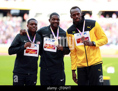 London, Großbritannien. 6. August 2017. Goldmedaillengewinner Justin Gatlin (C) der Vereinigten Staaten, Silbermedaillengewinner Christian Coleman (L) der Vereinigten Staaten und Bronzemedaillengewinner Usain Bolt aus Jamaika darstellen, während die Preisverleihung für Herren 100 m Finale am Tag3 der 2017 IAAF World Championships in London, Großbritannien, am 6. August 2017. Bildnachweis: Luo Huanhuan/Xinhua/Alamy Live-Nachrichten Stockfoto