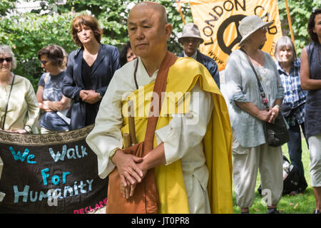 London, UK. 6. August 2017. London, UK. 6. August 2017. Buddhistischer Mönch aus dem Kloster Battersea und Frieden Pagode Reverend Gyoro Nagase wartet bei der London CND-Zeremonie im Gedenken an die Opfer der Vergangenheit und Gegenwart zum 72. Jahrestag vom Abwurf der Atomic bomb auf Hiroshima und die zweite Atombombe über Nagasaki abgeworfen, drei Tage später zu sprechen. Nach einer Reihe von Vorträgen und Aufführungen gab es eine Schweigeminute, in der der stellvertretende Bürgermeister von Camden und andere Blumen rund um die Festschrift Kirschbaum verlegt. Peter Marshall ImagesLive (Kredit-Bild: © Peter Marshall/Imag Stockfoto