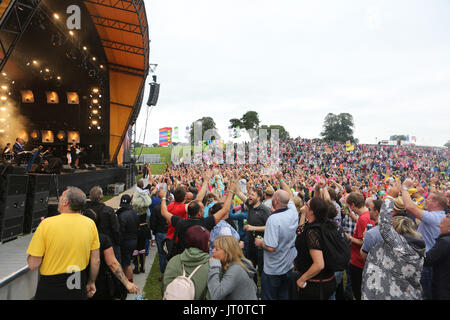 Siddington, Cheshire, UK. 6. August 2017. Das Publikum im Rücklauf North Festival in der Capesthorne Hall in der Nähe von Macclesfield. Stockfoto