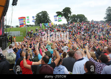 Siddington, Cheshire, UK. 6. August 2017. Das Publikum im Rücklauf North Festival in der Capesthorne Hall in der Nähe von Macclesfield. Stockfoto