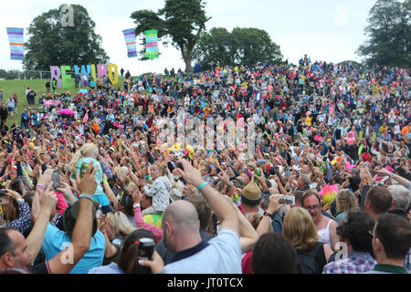 Siddington, Cheshire, UK. 6. August 2017. Das Publikum im Rücklauf North Festival in der Capesthorne Hall in der Nähe von Macclesfield. Stockfoto