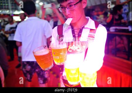 Qingdao, Qingdao, China. 5. August 2017. Qingdao, CHINA-August 5 2017: (nur zur redaktionellen Verwendung. CHINA HERAUS). 27. Internationale Bierfestival eröffnet in Qingdao, der ostchinesischen Provinz Shandong, ein Anziehungspunkt für viele Touristen. Bildnachweis: SIPA Asien/ZUMA Draht/Alamy Live-Nachrichten Stockfoto