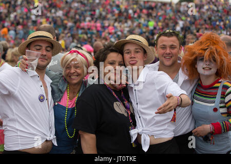 Siddington, Cheshire, UK. 6. August 2017. Das Publikum im Rücklauf North Festival in der Capesthorne Hall in der Nähe von Macclesfield. Stockfoto