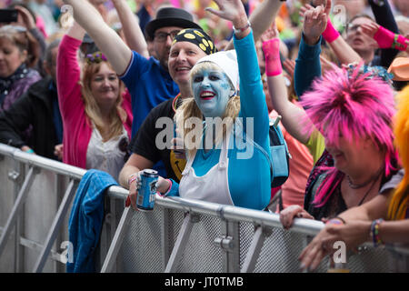 Siddington, Cheshire, UK. 6. August 2017. Das Publikum im Rücklauf North Festival in der Capesthorne Hall in der Nähe von Macclesfield. Stockfoto