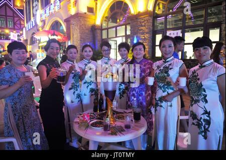 Qingdao, Qingdao, China. 5. August 2017. Qingdao, CHINA-August 5 2017: (nur zur redaktionellen Verwendung. CHINA HERAUS). 27. Internationale Bierfestival eröffnet in Qingdao, der ostchinesischen Provinz Shandong, ein Anziehungspunkt für viele Touristen. Bildnachweis: SIPA Asien/ZUMA Draht/Alamy Live-Nachrichten Stockfoto