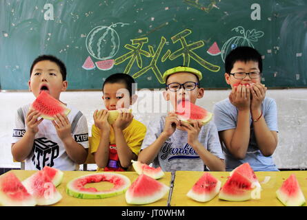 6. August 2017 - Anshan, Anshan, China - Anshan, 6. CHINA-August 2017: (nur zur redaktionellen Verwendung. CHINA aus) Kinder Wassermelonen in Ma'anshan, der ostchinesischen Provinz Anhui, 6. August 2017, Kennzeichnung des solar Begriffs des starten des Herbstes zu genießen. It¡¯s eine chinesische Tradition zu beißen und Früchte am Tag der Start des Herbstes zu genießen. Die traditionellen chinesische Mondkalender teilt das Jahr in 24 solar Begriffe. Beginn des Herbstes, die 13. solar Laufzeit des Jahres, beginnt dieses Jahr am 7. August und endet am 22. Aug. Beginn des Herbstes spiegelt das Ende des Sommers und den Beginn des Herbstes. Die fruchtbare Saison ist approa Stockfoto