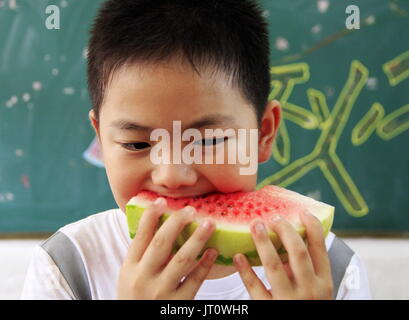 6. August 2017 - Anshan, Anshan, China - Anshan, 6. CHINA-August 2017: (nur zur redaktionellen Verwendung. CHINA aus) Kinder Wassermelonen in Ma'anshan, der ostchinesischen Provinz Anhui, 6. August 2017, Kennzeichnung des solar Begriffs des starten des Herbstes zu genießen. It¡¯s eine chinesische Tradition zu beißen und Früchte am Tag der Start des Herbstes zu genießen. Die traditionellen chinesische Mondkalender teilt das Jahr in 24 solar Begriffe. Beginn des Herbstes, die 13. solar Laufzeit des Jahres, beginnt dieses Jahr am 7. August und endet am 22. Aug. Beginn des Herbstes spiegelt das Ende des Sommers und den Beginn des Herbstes. Die fruchtbare Saison ist approa Stockfoto