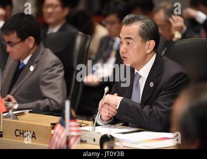 Manila, Philippinen. 7. August 2017. Chinese Foreign Minister Wang Yi (R) spricht bei der ASEAN Plus drei Außenminister-Treffen in Manila, Philippinen, 7. August 2017. Chinesischen Außenminister Wang Yi sagte am Montag, ASEAN und seine drei Dialog Partner - China, Japan und Südkorea (10 3) - könnte vertiefen ihre Zusammenarbeit vor dem Hintergrund des zunehmenden Protektionismus. Bildnachweis: Wang Shen/Xinhua/Alamy Live-Nachrichten Stockfoto