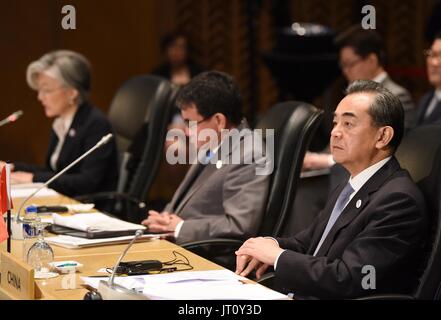 Manila, Philippinen. 7. August 2017. Chinesischen Außenminister Wang Yi (1. R) besucht der ASEAN Plus drei Außenminister-Treffen in Manila, Philippinen, 7. August 2017. Chinesischen Außenminister Wang Yi sagte am Montag, ASEAN und seine drei Dialog Partner - China, Japan und Südkorea (10 3) - könnte vertiefen ihre Zusammenarbeit vor dem Hintergrund des zunehmenden Protektionismus. Bildnachweis: Wang Shen/Xinhua/Alamy Live-Nachrichten Stockfoto