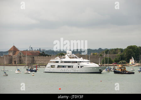 Portsmouth Harbour. VEREINIGTES KÖNIGREICH. 7. August 2017. Superyacht "Tacanuya" verlassen Burgess Marine im Hafen von Portsmouth nach einer großen Renovierung und Instandsetzung von britischen Unternehmen. Bildnachweis: Rob Wilkinson/Alamy Live-Nachrichten. Stockfoto