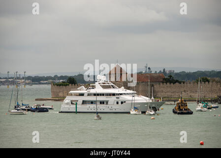 Portsmouth Harbour. VEREINIGTES KÖNIGREICH. 7. August 2017. Superyacht "Tacanuya" verlassen Burgess Marine im Hafen von Portsmouth nach einer großen Renovierung und Instandsetzung von britischen Unternehmen. Bildnachweis: Rob Wilkinson/Alamy Live-Nachrichten. Stockfoto