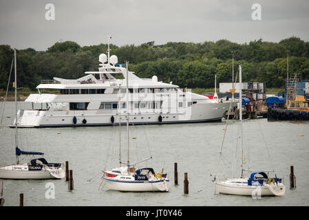 Portsmouth Harbour. VEREINIGTES KÖNIGREICH. 7. August 2017. Superyacht "Tacanuya" verlassen Burgess Marine im Hafen von Portsmouth nach einer großen Renovierung und Instandsetzung von britischen Unternehmen. Bildnachweis: Rob Wilkinson/Alamy Live-Nachrichten. Stockfoto