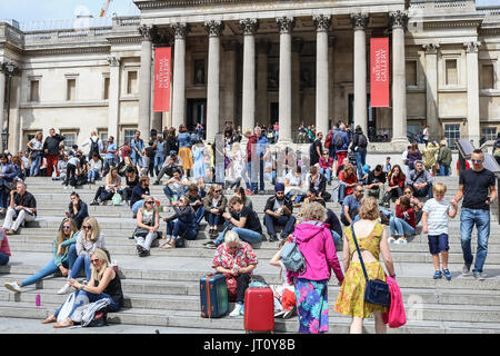London, UK. 7. August 2017. Touristen genießen das warme Wetter auf dem Trafalgar Square mit milden Tempratures in der Hauptstadt Credit: Amer Ghazzal/Alamy Live-Nachrichten Stockfoto