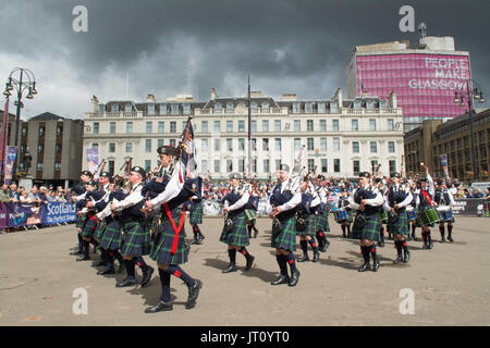 George Square, Glasgow, Schottland, Großbritannien. 7 Aug, 2017 Rohrleitungen Live! - Der Glasgow International Piping Festival begann heute unter bedrohlichen Himmel. Pipe Bands aus der ganzen Welt werden und konkurrieren auf dem einwöchigen Bag pipe Festival vor der World Pipe Band Championships auch in Glasgow statt am 11. und 12. August Credit: Kay Roxby/Alamy leben Nachrichten Stockfoto