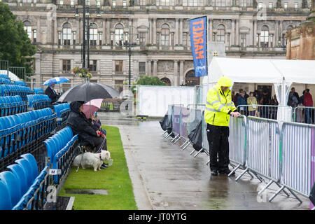 George Square, Glasgow, Schottland, Großbritannien. 7 Aug, 2017 Rohrleitungen Live! - Der Glasgow International Piping Festival begann heute auf einen Tag von sehr schweren Duschen. Pipe Bands aus der ganzen Welt werden und konkurrieren auf dem einwöchigen Bag pipe Festival vor der World Pipe Band Championships auch in Glasgow statt am 11. und 12. August t Credit: Kay Roxby/Alamy leben Nachrichten Stockfoto