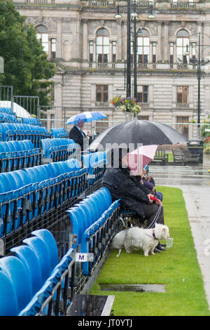 George Square, Glasgow, Schottland, Großbritannien. 7 Aug, 2017 Rohrleitungen Live! - Der Glasgow International Piping Festival begann heute auf einen Tag von sehr schweren Duschen. Pipe Bands aus der ganzen Welt werden und konkurrieren auf dem einwöchigen Bag pipe Festival vor der World Pipe Band Championships auch in Glasgow statt am 11. und 12. August Credit: Kay Roxby/Alamy leben Nachrichten Stockfoto