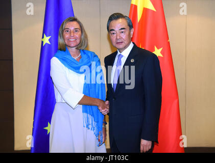 Manila, Philippinen. 7. August 2017. Chinese Foreign Minister Wang Yi (R) trifft sich mit EU Außenbeauftragte Federica Mogherini am Rande einer Reihe von ASEAN-Außenministertreffen in Manila, Philippinen, 7. August 2017. Bildnachweis: Wang Shen/Xinhua/Alamy Live-Nachrichten Stockfoto