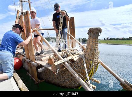 Archäologe Dominique Goerlitz "Crew arbeitet auf dem experimentellen Floß"Dilmun S"auf See Geiseltalsee bei Braunsbedra, Deutschland, 4. August 2017. Zehn Jahre nach seinem gescheiterten Versuch, überqueren Sie den Atlantik mit einem Segelboot Schilf bereitet Görlitz Mission "Abora IV". Der sechs Meter lange und 2 Meter breit und fast 2 Tonnen schwere Floß entstand um die Segeleigenschaften Reed Boote imitieren. Der Archäologe plant, das Schwarze Meer aus Sotschi über Athen nach Kreta in zwei bis drei Jahren zu überqueren. Foto: Hendrik Schmidt/Dpa-Zentralbild/dpa Stockfoto