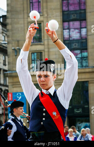 Glasgow, Schottland. 7. August 2017. "Piping Live", Glasgows 14. internationalen Piping Festival, gedacht, um den größten und renommiertesten Piiping-Wettbewerb der Welt, begann mit einem Marsch durch die Innenstadt von Vertretern vieler Bands beteiligten Mittel für Glasgow Kinderhilfswerk Krankenhaus zu sammeln. "Piping Live" wird voraussichtlich um mehr als 150 Veranstaltungen sehen Sie über 7 Tage mehr als 40.000 Zuschauer anziehen, und die erste Band, in George Square durchzuführen war die Schotten Schule von Albury aus Australien. Bildnachweis: Findlay/Alamy Live-Nachrichten Stockfoto