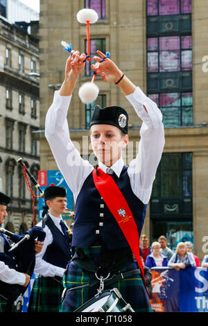 Glasgow, Schottland. 7. August 2017. "Piping Live", Glasgows 14. internationalen Piping Festival, gedacht, um den größten und renommiertesten Piiping-Wettbewerb der Welt, begann mit einem Marsch durch die Innenstadt von Vertretern vieler Bands beteiligten Mittel für Glasgow Kinderhilfswerk Krankenhaus zu sammeln. "Piping Live" wird voraussichtlich um mehr als 150 Veranstaltungen sehen Sie über 7 Tage mehr als 40.000 Zuschauer anziehen, und die erste Band, in George Square durchzuführen war die Schotten Schule von Albury aus Australien. Bildnachweis: Findlay/Alamy Live-Nachrichten Stockfoto