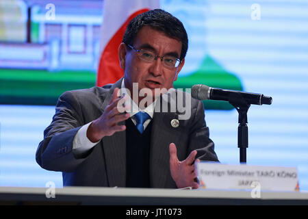 Manila, Philippinen. 7. August 2017. Japan Foreign Minister Taro Kono Gesten während einer Pressekonferenz am Rande einer Reihe von ASEAN-Außenministertreffen in Manila, Philippinen, 7. August 2017. Bildnachweis: Rouelle Umali/Xinhua/Alamy Live-Nachrichten Stockfoto