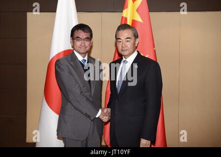 Manila, Philippinen. 7. August 2017. Chinese Foreign Minister Wang Yi (R) trifft sich mit japanischen Außenminister Taro Kono in Manila, Philippinen, 7. August 2017. Wang Yi am Montag forderte Japan "Walk the Talk" und legte seinen positiven Ausdruck der Verbesserung der Beziehungen zu China in Aktion. Bildnachweis: Wang Shen/Xinhua/Alamy Live-Nachrichten Stockfoto