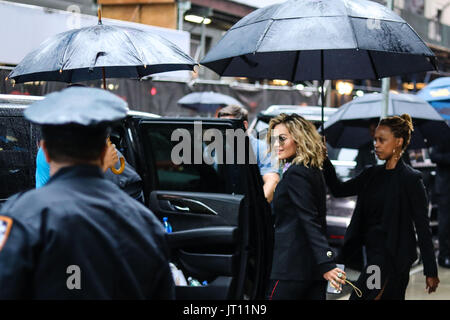 New York, Vereinigte Staaten von Amerika. 7. August 2017. Rita Sahatçiu Ora ist ein British albanische Sängerin, Songwriter und Schauspielerin im Kosovo geboren gesehen entstehen aus einer Fernsehsendung in der Times Square Gegend von New York am Montag, 07. (Foto: William Volcov/Brasilien Photo Press) Stockfoto