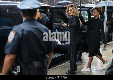 New York, Vereinigte Staaten von Amerika. 7. August 2017. Rita Sahatçiu Ora ist ein British albanische Sängerin, Songwriter und Schauspielerin im Kosovo geboren gesehen entstehen aus einer Fernsehsendung in der Times Square Gegend von New York am Montag, 07. (Foto: William Volcov/Brasilien Photo Press) Stockfoto