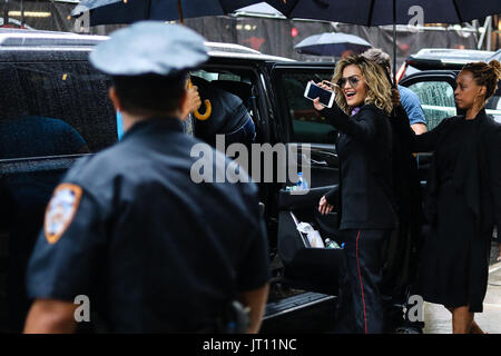 New York, Vereinigte Staaten von Amerika. 7. August 2017. Rita Sahatçiu Ora ist ein British albanische Sängerin, Songwriter und Schauspielerin im Kosovo geboren gesehen entstehen aus einer Fernsehsendung in der Times Square Gegend von New York am Montag, 07. (Foto: William Volcov/Brasilien Photo Press) Stockfoto