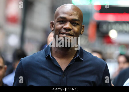 New York, USA. 7. August 2017. Jonathan Dwight Jones, besser bekannt als Jon Jones 'Knochen', ist ein US-amerikanischer mixed-Martial-Arts-Kämpfer, UFC Schwergewichts-Champion gilt in der Region von Times Square in New York am Montag Donnerstag, 07. (Foto: William Volcov/Brasilien Photo Press) Stockfoto