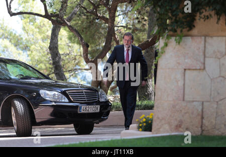 Spanien. 07 Aug, 2017. Palma de Mallorca, Spanien. August 7th, 2017. Der spanische Premierminister Mariano Rajoy Geste, als er zu den traditionellen Sommer Treffen mit König Felipe im Marivent Palast in Palma, auf der spanischen Insel Mallorca. Zixia/Alamy Nachrichten Stockfoto