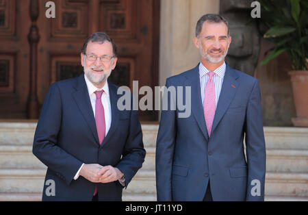 Spanien. 07 Aug, 2017. Palma de Mallorca, Spanien. August 7th, 2017. Spaniens König Felipe (R) und der spanische Premierminister Mariano Rajoy Geste vor ihren traditionellen Sommer treffen im Marivent Palast in Palma, auf der spanischen Insel Mallorca. Zixia/Alamy Nachrichten Stockfoto