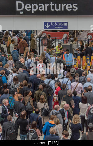 London, UK. 7. August 2017. Massen bauen auf dem Zusammentreffen wie Rushour beginnt - zehn Plattformen sind für ein Upgrade auf Plattformen bei Waterloo Station für den gesamten August geschlossen. Bildnachweis: Guy Bell/Alamy Live-Nachrichten Stockfoto