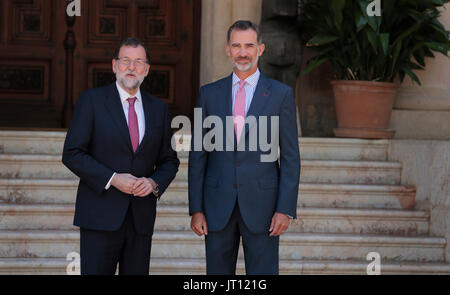 Spanien. 07 Aug, 2017. Palma de Mallorca, Spanien. August 7th, 2017. Spaniens König Felipe (R) und der spanische Premierminister Mariano Rajoy Geste vor ihren traditionellen Sommer treffen im Marivent Palast in Palma, auf der spanischen Insel Mallorca. Zixia/Alamy Nachrichten Stockfoto