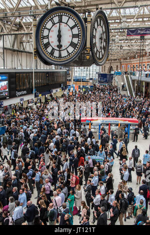 London, UK. 7. August 2017. Massen erreichen einen Höhepunkt auf dem Zusammentreffen um 06:00 - zehn Plattformen sind für ein Upgrade auf Plattformen bei Waterloo Station für den gesamten August geschlossen. Bildnachweis: Guy Bell/Alamy Live-Nachrichten Stockfoto