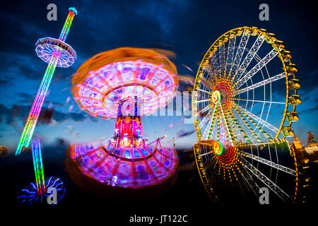 Herne, Deutschland. 5. August 2017. Ein Kettenkarussell dreht sich auf dem Gelände der Crang Kirmes (Cranger Kirmes) in Herne, Deutschland, 5. August 2017. Die Messe mehr als 4 Millionen Besucher pro Jahr und ist eine der größten in Deutschland. Foto: Marcel Kusch/Dpa/Alamy Live News Stockfoto