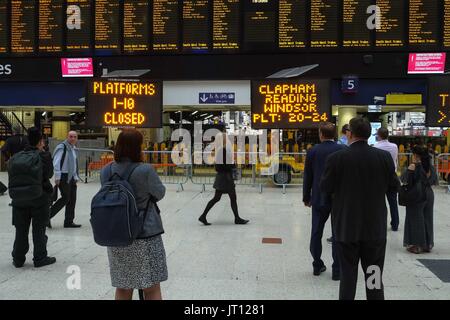 London, UK 7. August 2017. Pendler an der Waterloo Station bei der abendlichen Hauptverkehrszeit, da technische Arbeiten auf Gleis 1 - 10 im gesamten August verursacht erhebliche Störung für Passagiere weiterhin.  : Credit Claire Doherty Alamy/Live News. Stockfoto